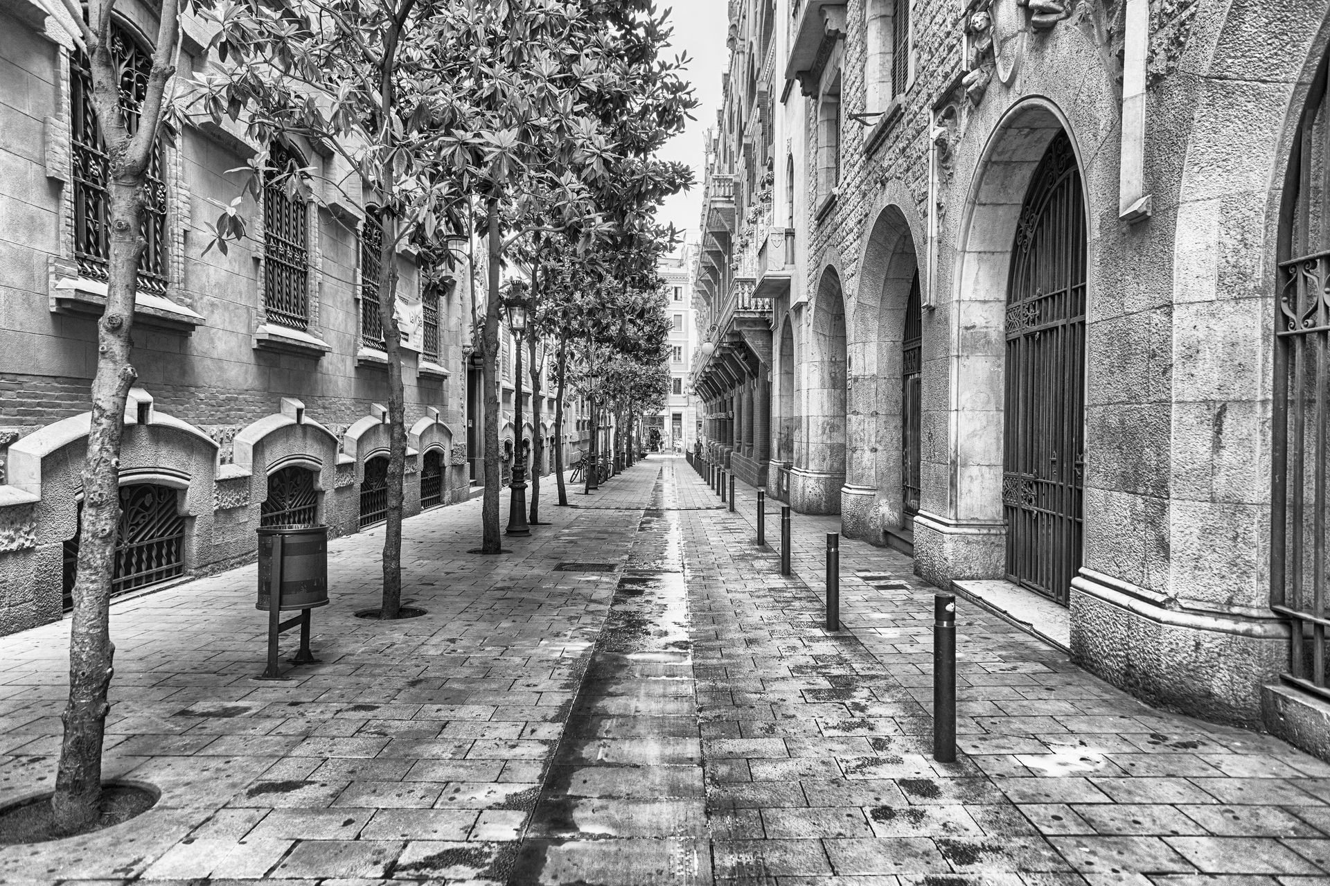 Scenic street in the ancient La Ribera district in central Barcelona, Catalonia, Spain